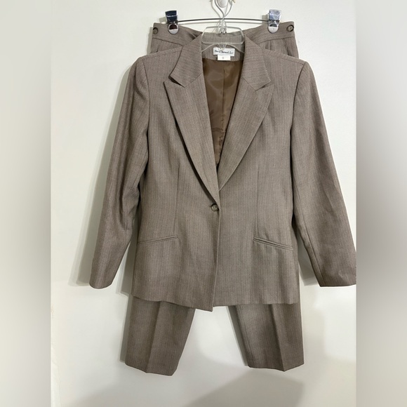 Harve Benard Pants - Harvé Benard Sport 100% Wool Beige Herringbone 2-Piece Pant Suit SIZE 12